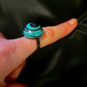 Stone swirl ring
